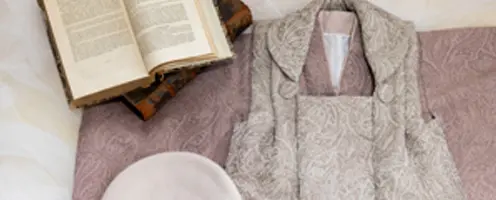 衣装ギャラリーへ移動するためのリンク写真|和服を着た七五三に着た男の子2人が吉備津彦神社の渡り廊下で見つめ合っている